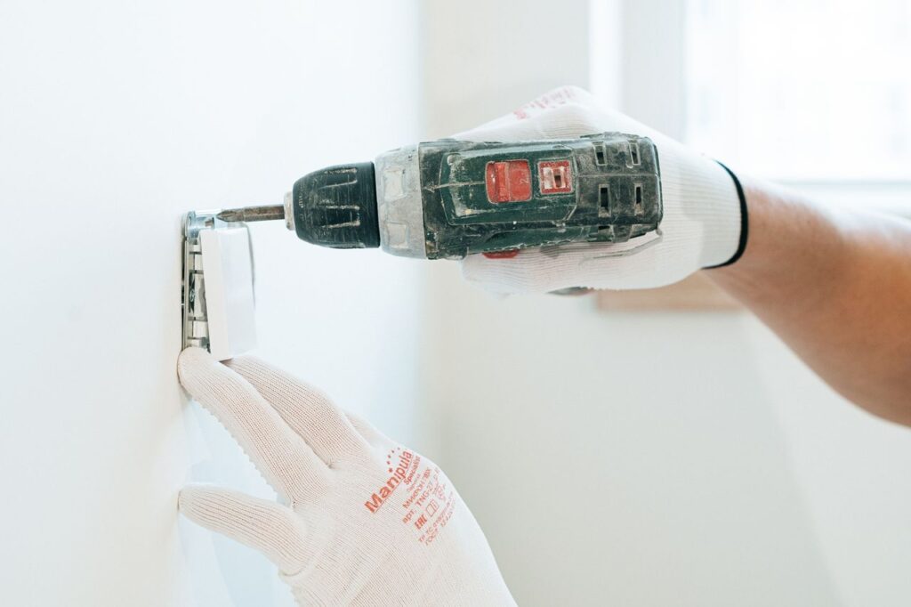 a man using power tool 4981794